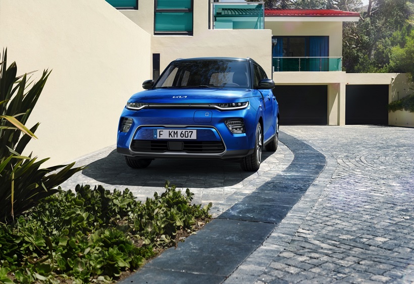 KIA e-Soul na podjeździe garażowym do domu