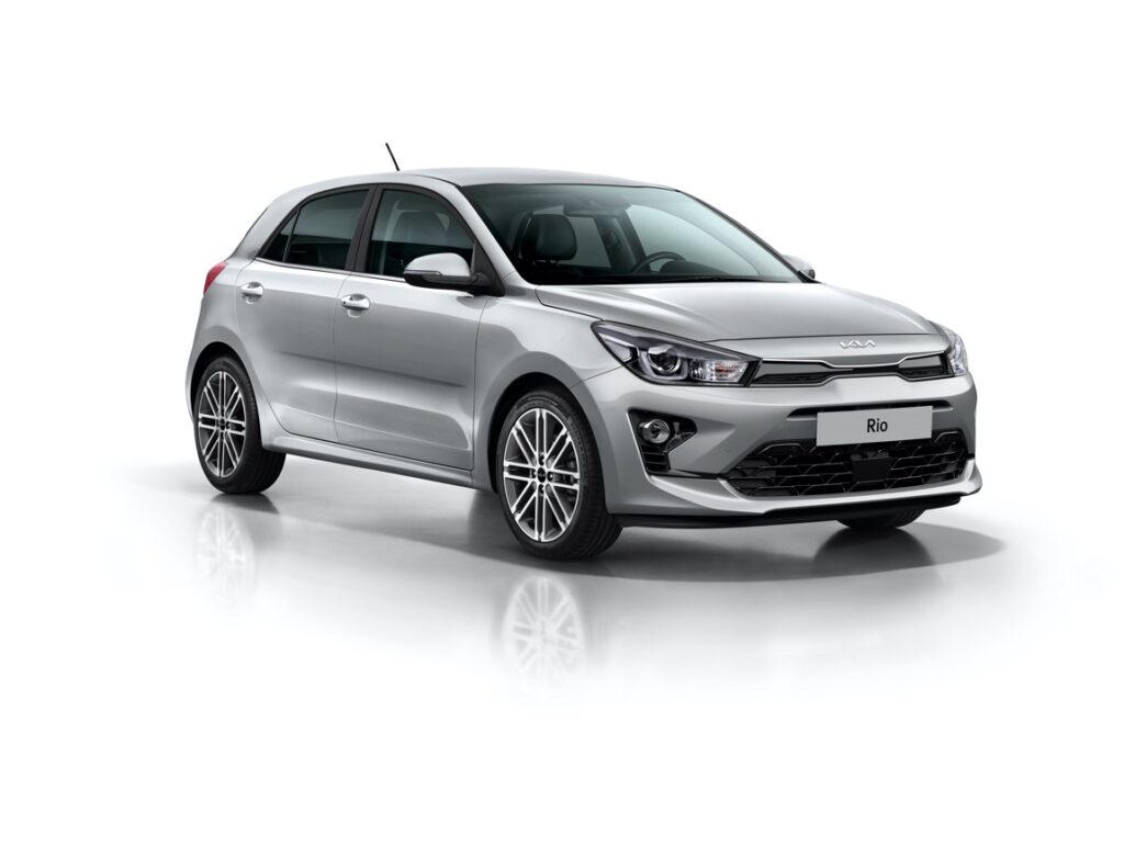 Nowa Kia Rio na białym tle skierowana przodem