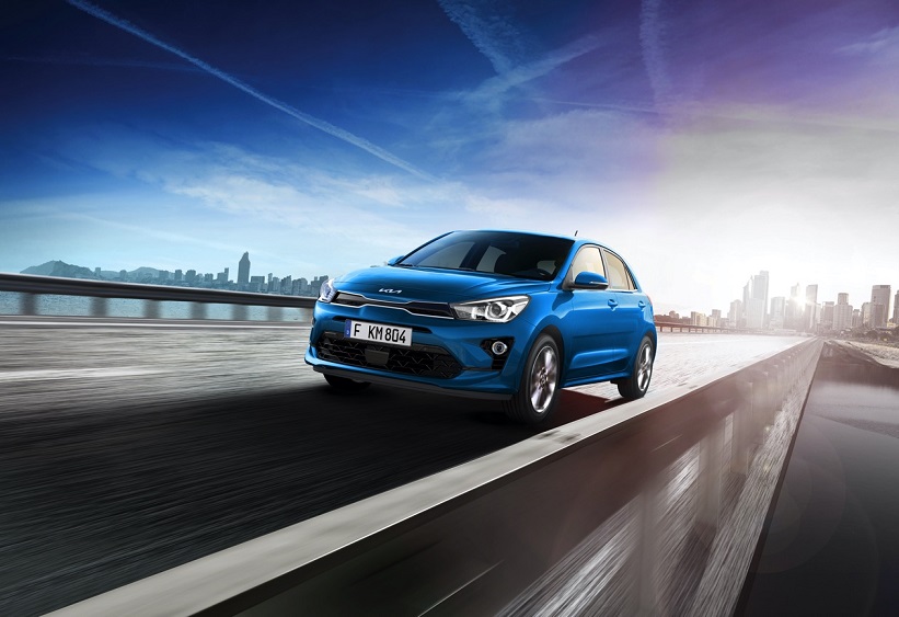 Niebieska KIA Rio jedzie po moście